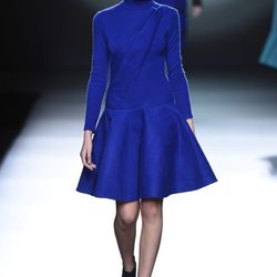 Vestido azul zafiro de la colección otoño/invierno 2015/2016 de Amaya Arzuaga en Madrid Fashion Week