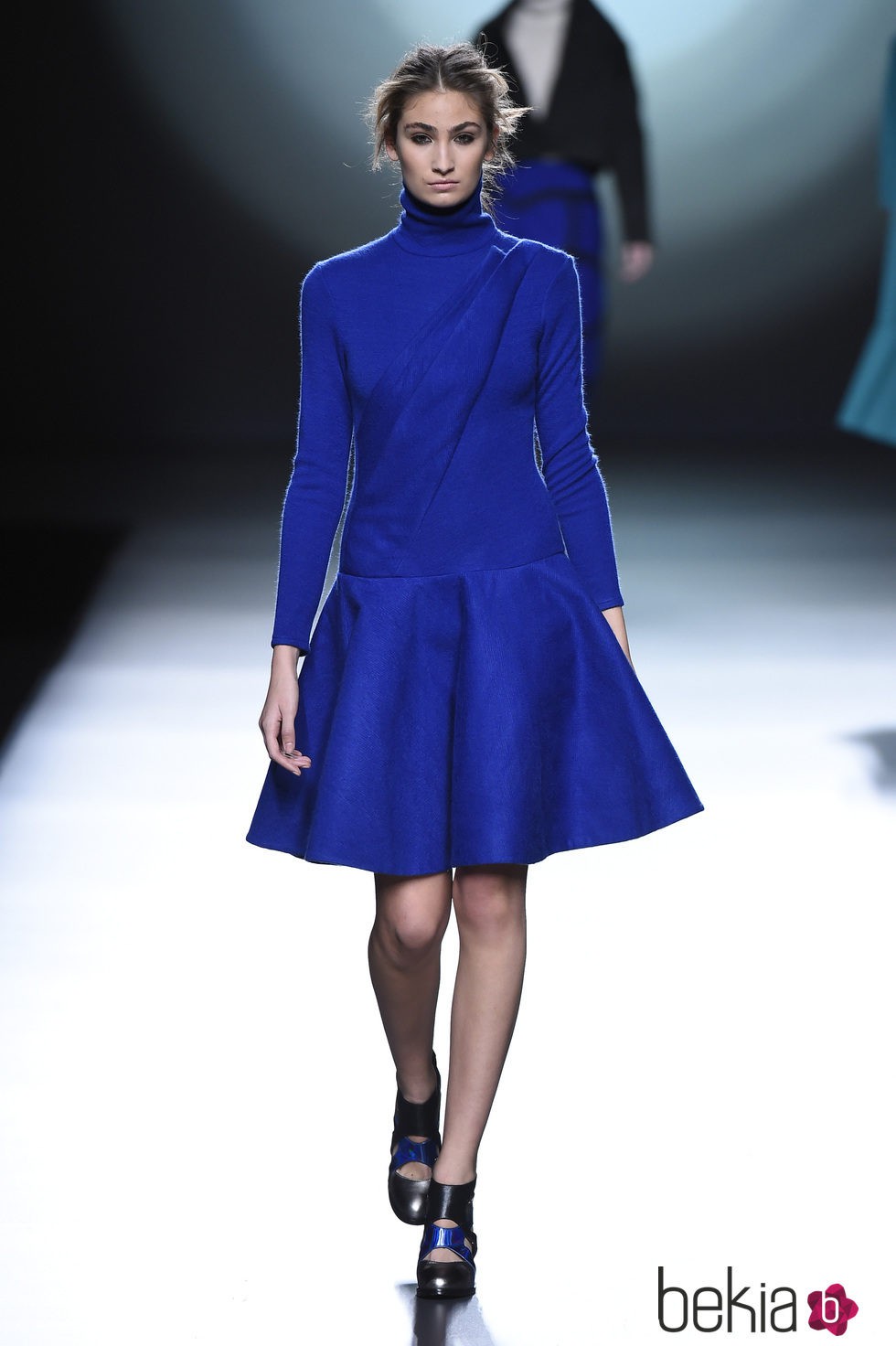 Vestido azul zafiro de la colección otoño/invierno 2015/2016 de Amaya Arzuaga en Madrid Fashion Week