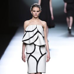 Vestido blanco y negro de la colección otoño/invierno 2015/2016 de Amaya Arzuaga en Madrid Fashion Week
