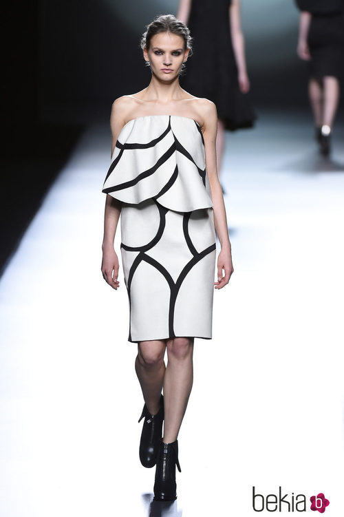 Vestido blanco y negro de la colección otoño/invierno 2015/2016 de Amaya Arzuaga en Madrid Fashion Week