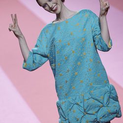 Vestido azul con estrellas de Agatha Ruiz de la Prada para otoño/invierno 2015/2016 en Madrid Fashion Week