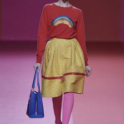Jersey rojo y falda amarilla de Agatha Ruiz de la Prada para otoño/invierno 2015/2016 en Madrid Fashion Week