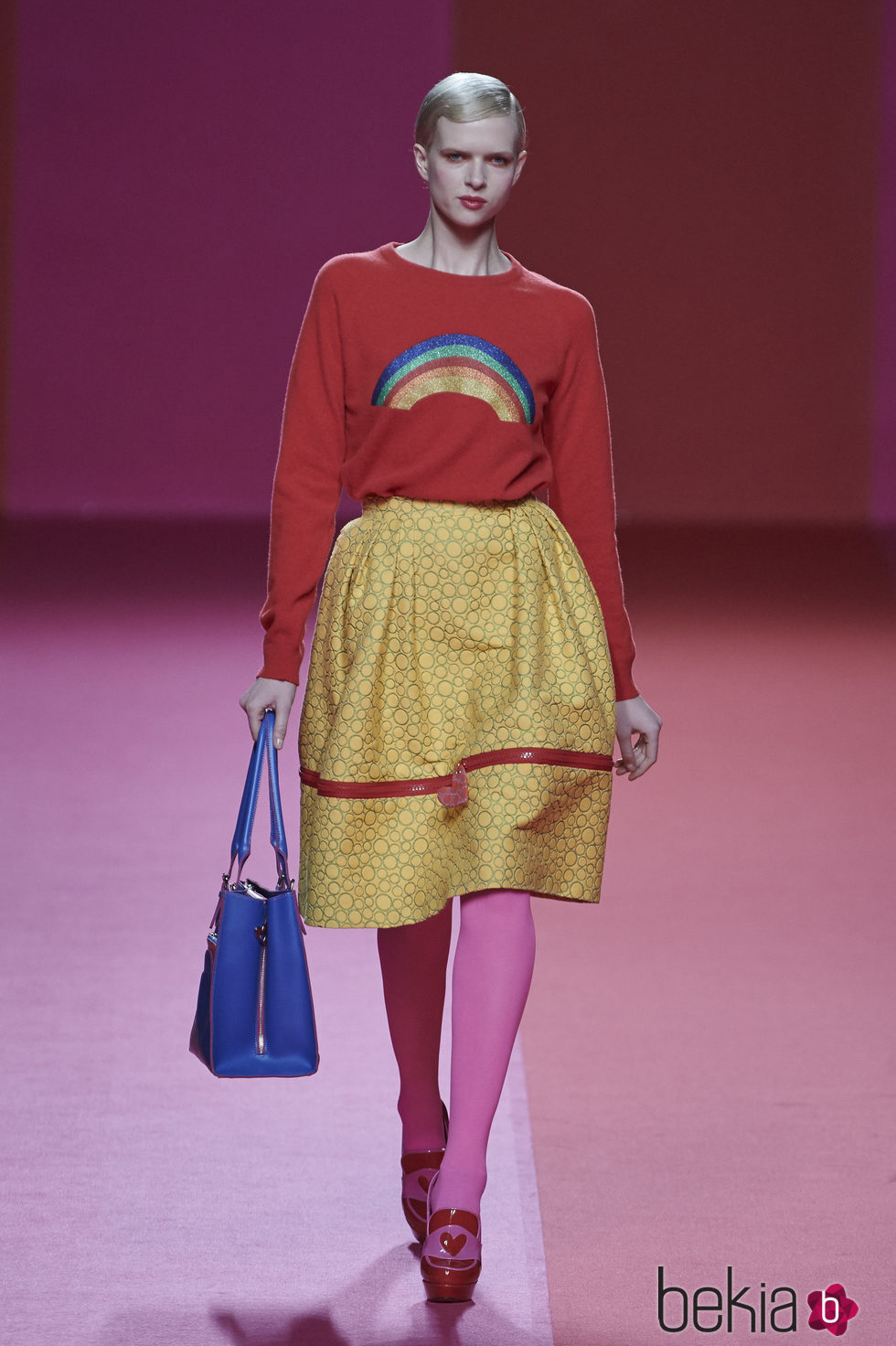 Jersey rojo y falda amarilla de Agatha Ruiz de la Prada para otoño/invierno 2015/2016 en Madrid Fashion Week