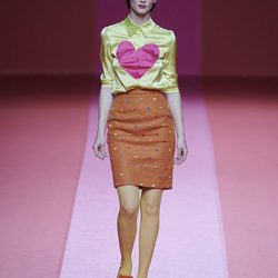 Camisa amarilla y falda de tubo naranja de Agatha Ruiz de la Prada para otoño/invierno 2015/2016 en Madrid Fashion Week