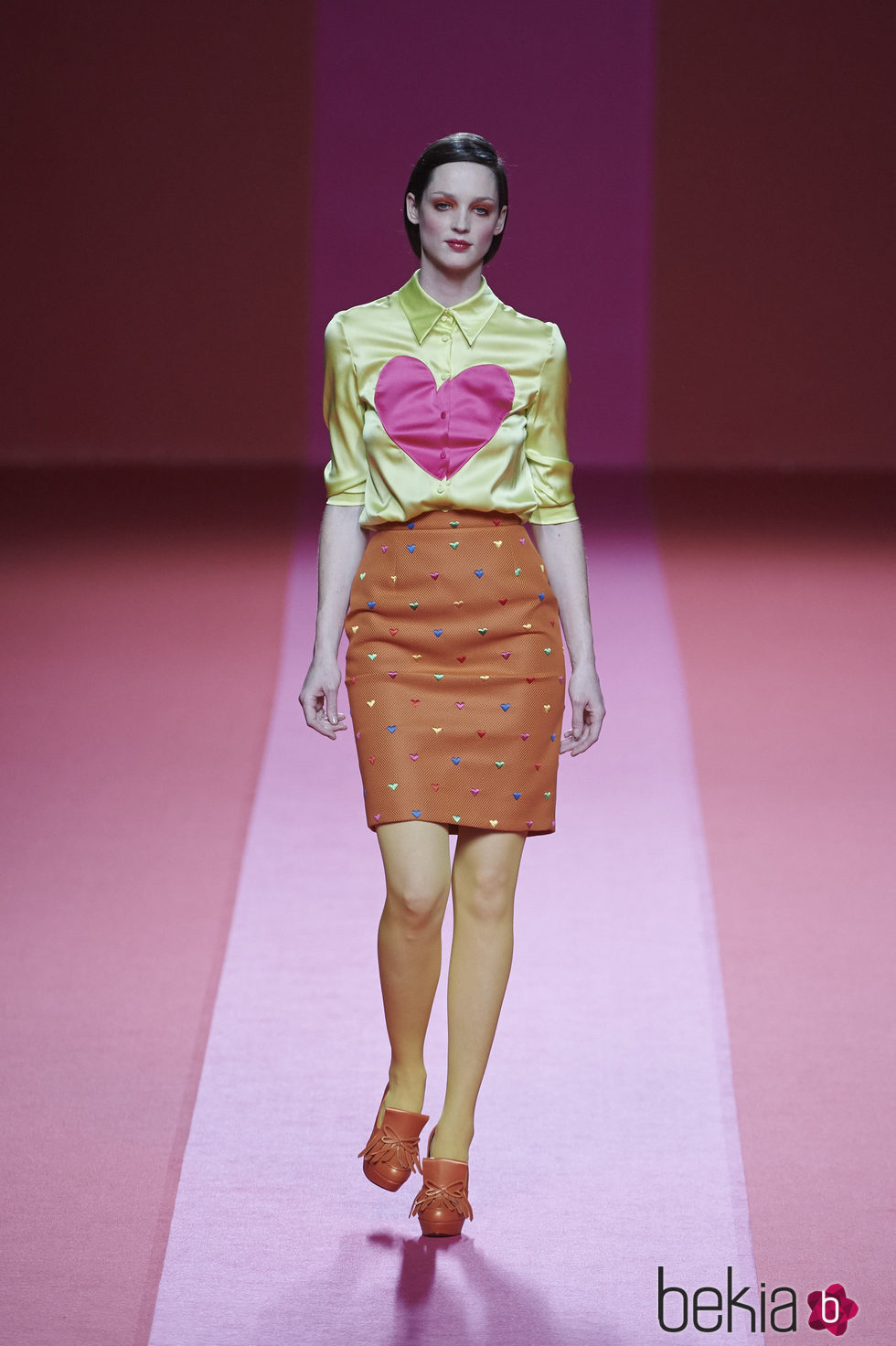 Camisa amarilla y falda de tubo naranja de Agatha Ruiz de la Prada para otoño/invierno 2015/2016 en Madrid Fashion Week