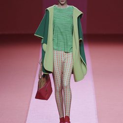Chaquetón y camiseta verde de Agatha Ruiz de la Prada para otoño/invierno 2015/2016 en Madrid Fashion Week