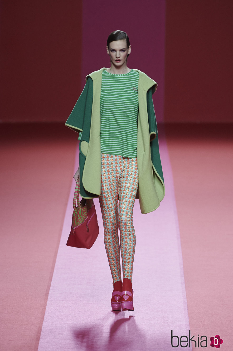 Chaquetón y camiseta verde de Agatha Ruiz de la Prada para otoño/invierno 2015/2016 en Madrid Fashion Week