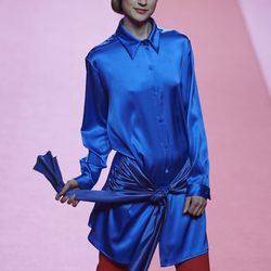 camisa de seda azul de Agatha Ruiz de la Prada para otoño/invierno 2015/2016 en Madrid Fashion Week
