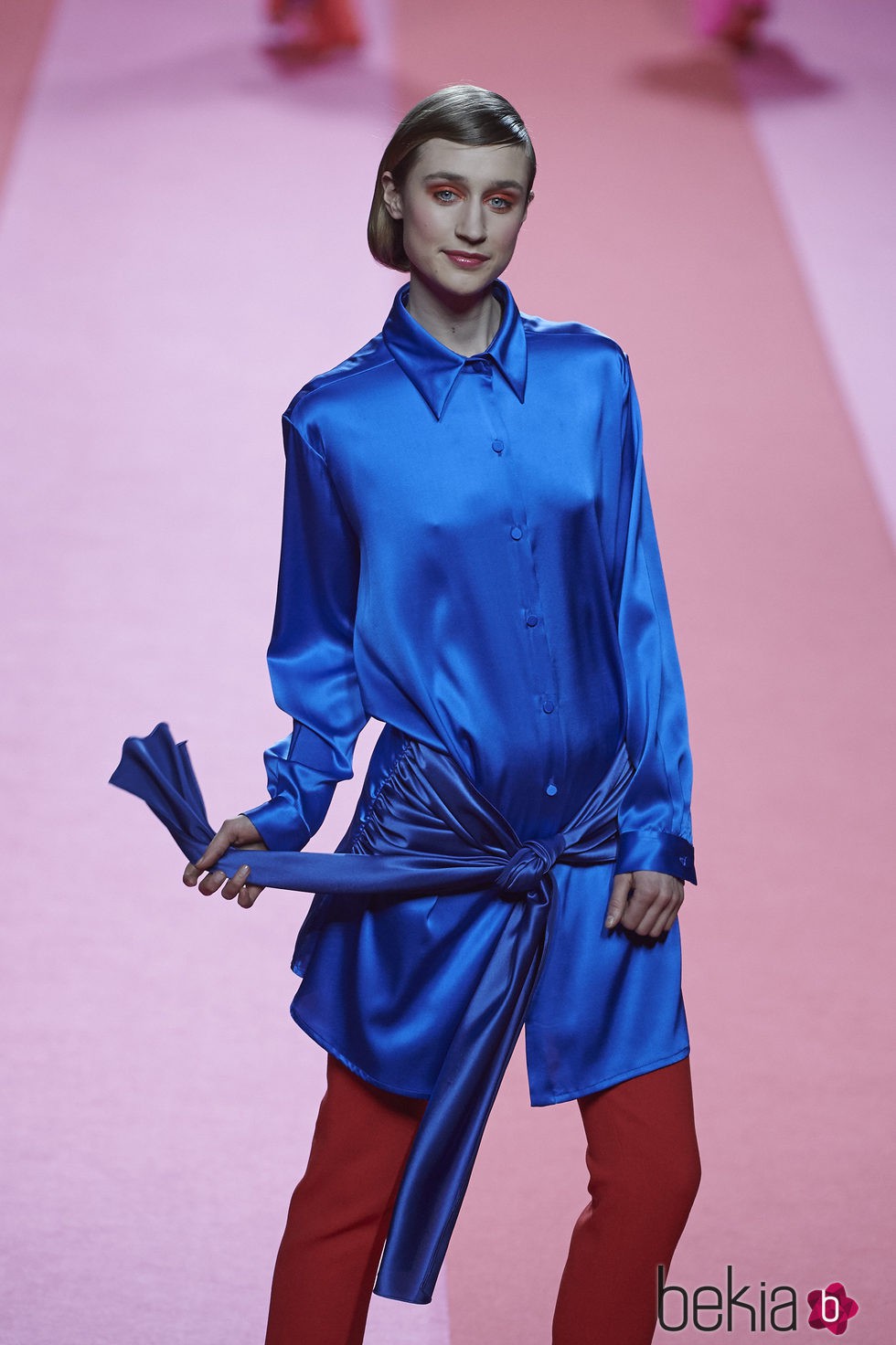 camisa de seda azul de Agatha Ruiz de la Prada para otoño/invierno 2015/2016 en Madrid Fashion Week