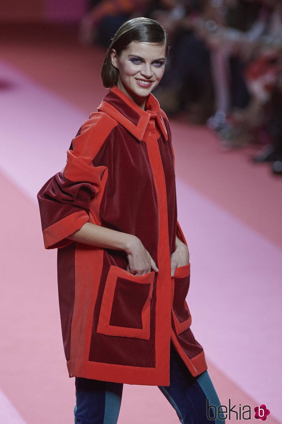 Abrigo de terciopelo rojo y granate de Agatha Ruiz de la Prada para otoño/invierno 2015/2016 en Madrid Fashion Week