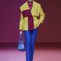 Chaquetón amarillo y granate con pantalón pitillo azul de Agatha Ruiz de la Prada para otoño/invierno 2015/2016 en Madrid Fashion Week