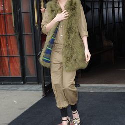 Dakota Johnson con un abrigo de pieles pistacho