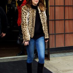 Dakota Johnson con jeans y chaqueta animal print