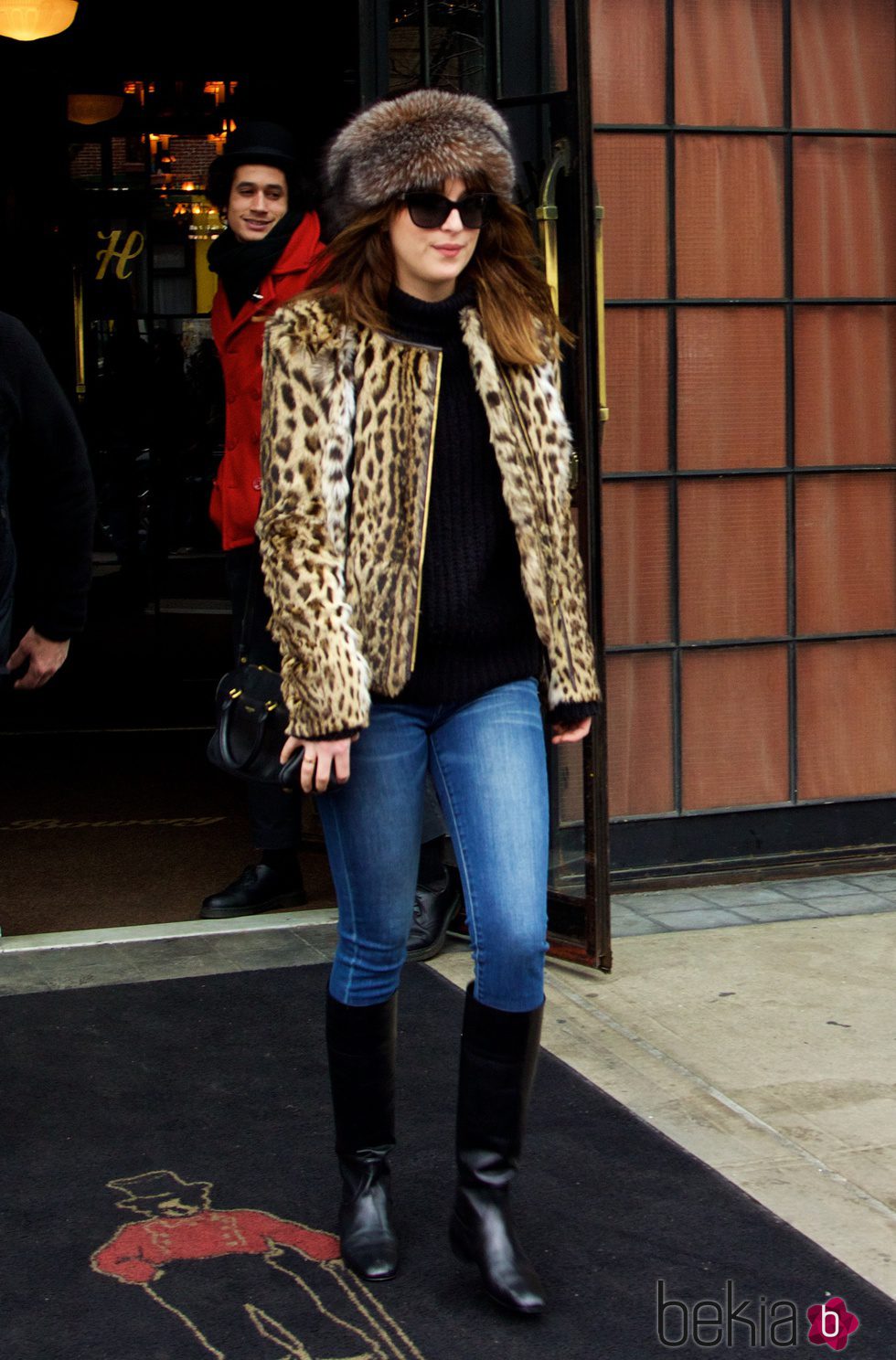Dakota Johnson con jeans y chaqueta animal print