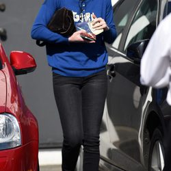 Dakota Johnson con jeans negros y jersey azul