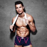 Cristiano Ronaldo con unos boxers en rosas y morados de su colección CR7 Underwear primavera/verano 2015