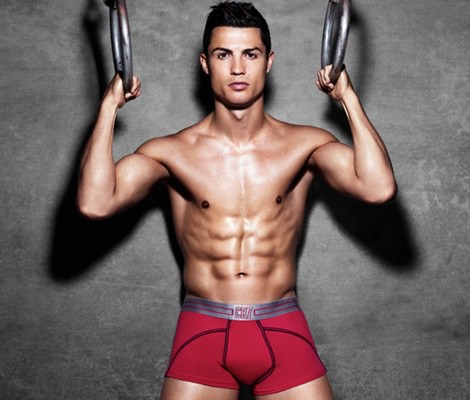 Cristiano Ronaldo con unos boxers de color fucsia de su colección CR7 Underwear primavera/verano 2015