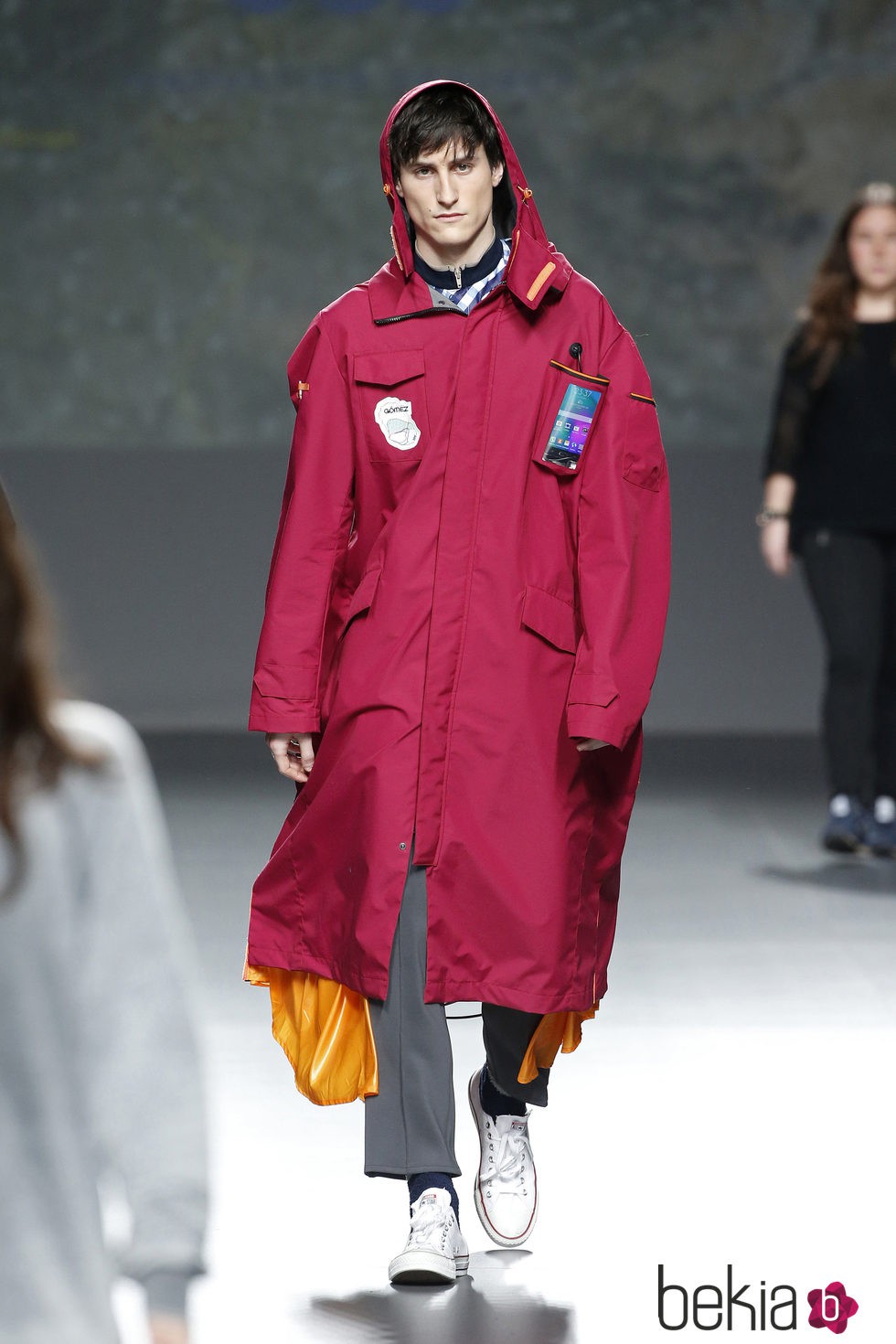 Abrigo con forma de tienda de campaña de Gomez en el Samsung EGO 2015