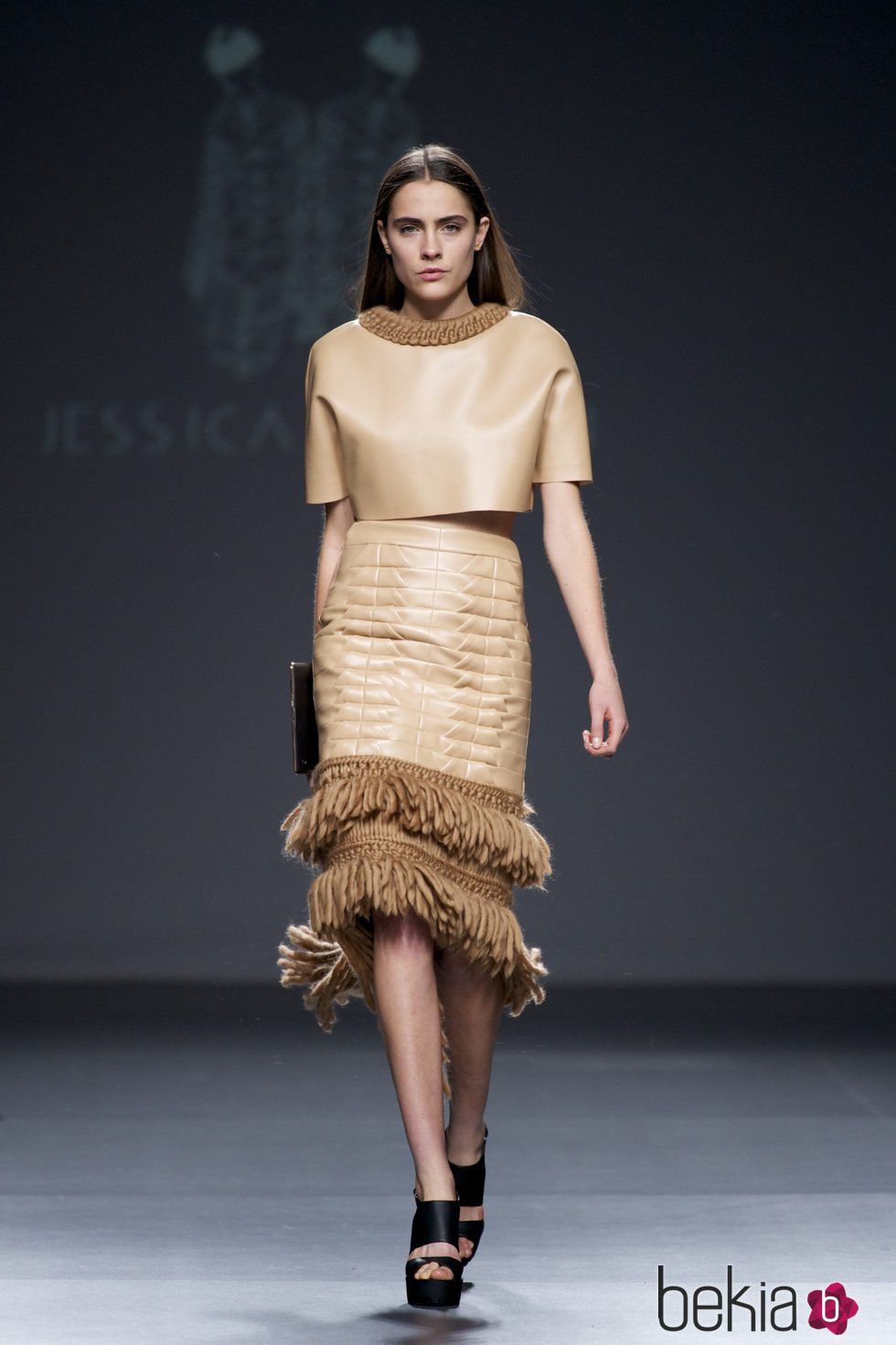 Conjunto de cuero en color beige de Jessica Conzen en el Samsung EGO 2015