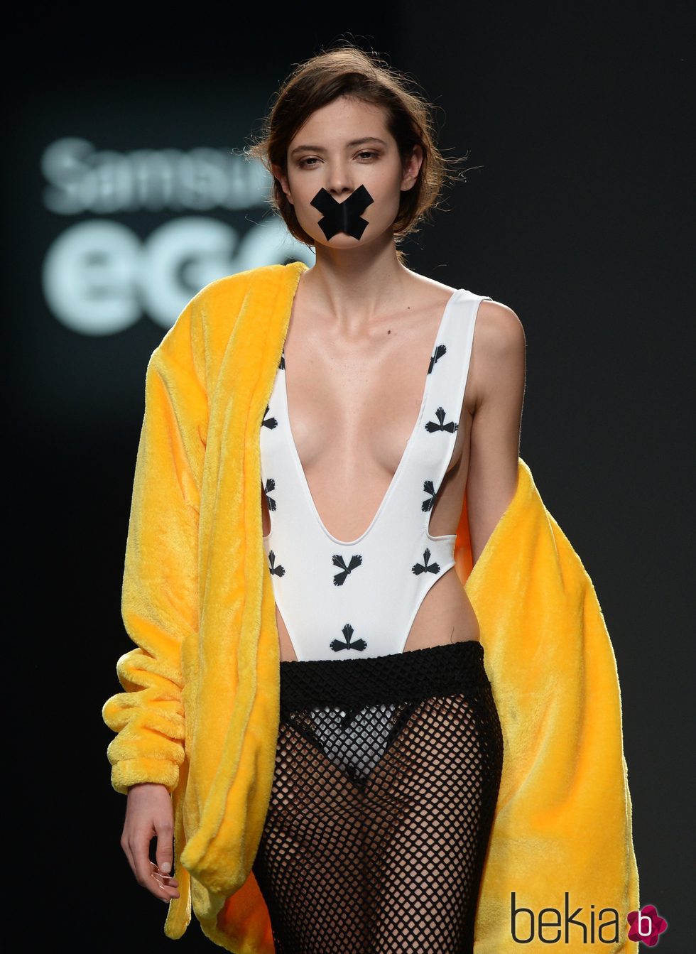 Medias de rejilla y chaqueta de María Magdalena en el Samsung EGO 2015