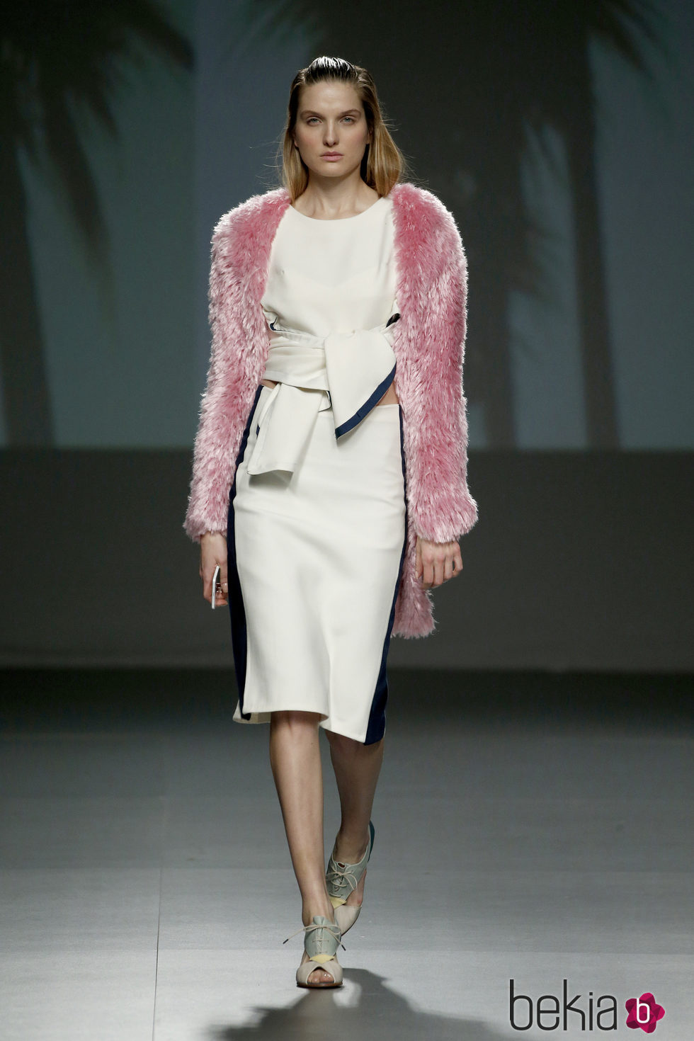 Vestido y chaqueta de pelo de Natalia Rivera en el Samsung EGO 2015