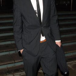 Jamie Dornan con traje negro, camisa blanca y corbata estrecha