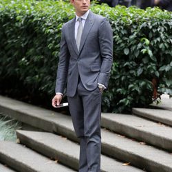 Jamie Dornan con traje gris convertido en Christian Grey