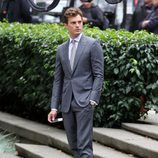 Jamie Dornan con traje gris convertido en Christian Grey