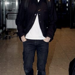 Jamie Dornan con chaqueta negra, camiseta blanca y vaqueros