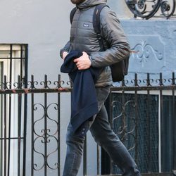 Jamie Dornan con plumas, vaqueros, botas y gorro