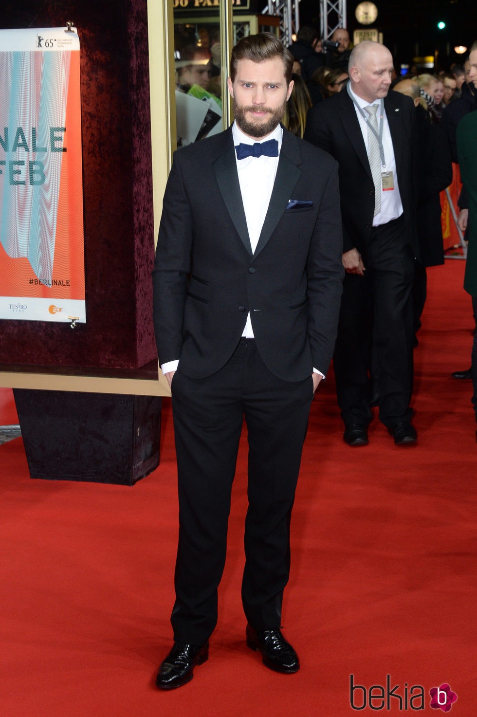 Jamie Dornan con esmoquin y pajarita azul