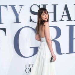 Dakota Johnson con un vestido Saint Laurent en el estreno de 'Cincuenta sombras de Grey' en Londres