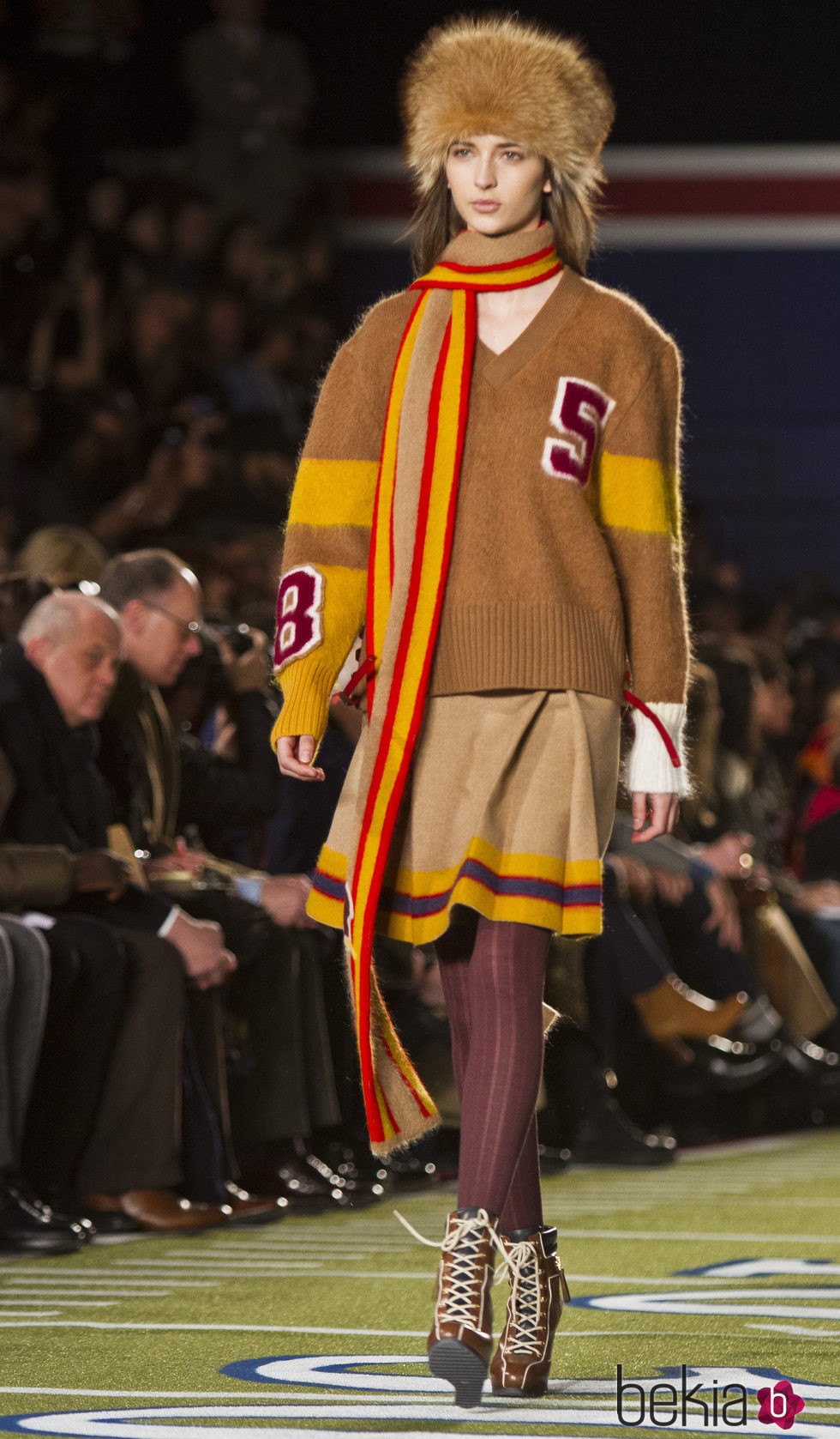 Falda y jersey en color camel de Tommy Hilfiger en Nueva York Fashion Week