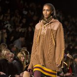 Falda y jersey 'oversize' de Tommy Hilfiger en Nueva York Fashion Week