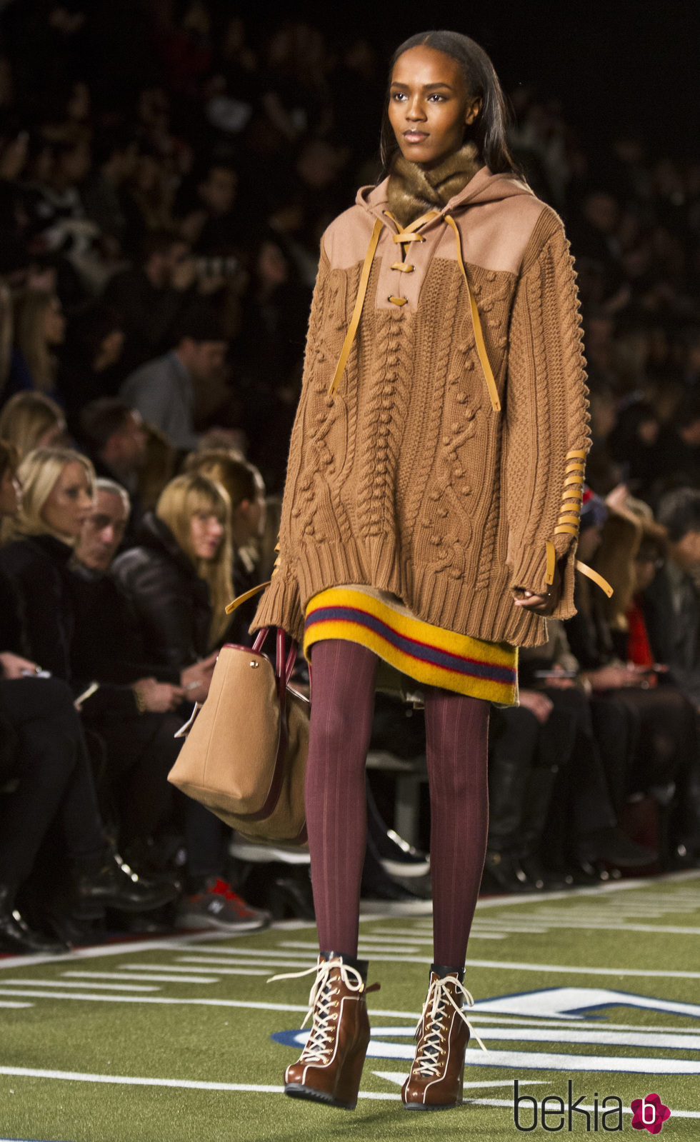 Falda y jersey 'oversize' de Tommy Hilfiger en Nueva York Fashion Week