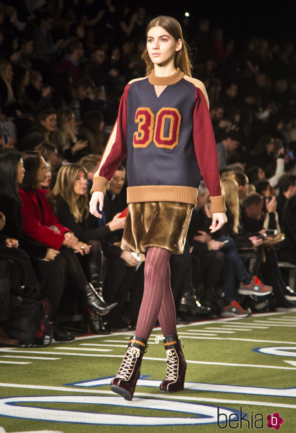 Falda de pelo y sudadera 'sport' de Tommy Hilfiger en Nueva York Fashion Week