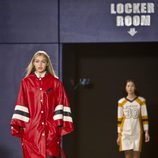 Gigi Hadid desfilando para Tommy Hilfiger con un abrigo XL en Nueva York Fashion Week