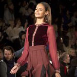 Falda plisada y detalles de tercipelo de Tommy Hilfiger en Nueva York Fashion Week