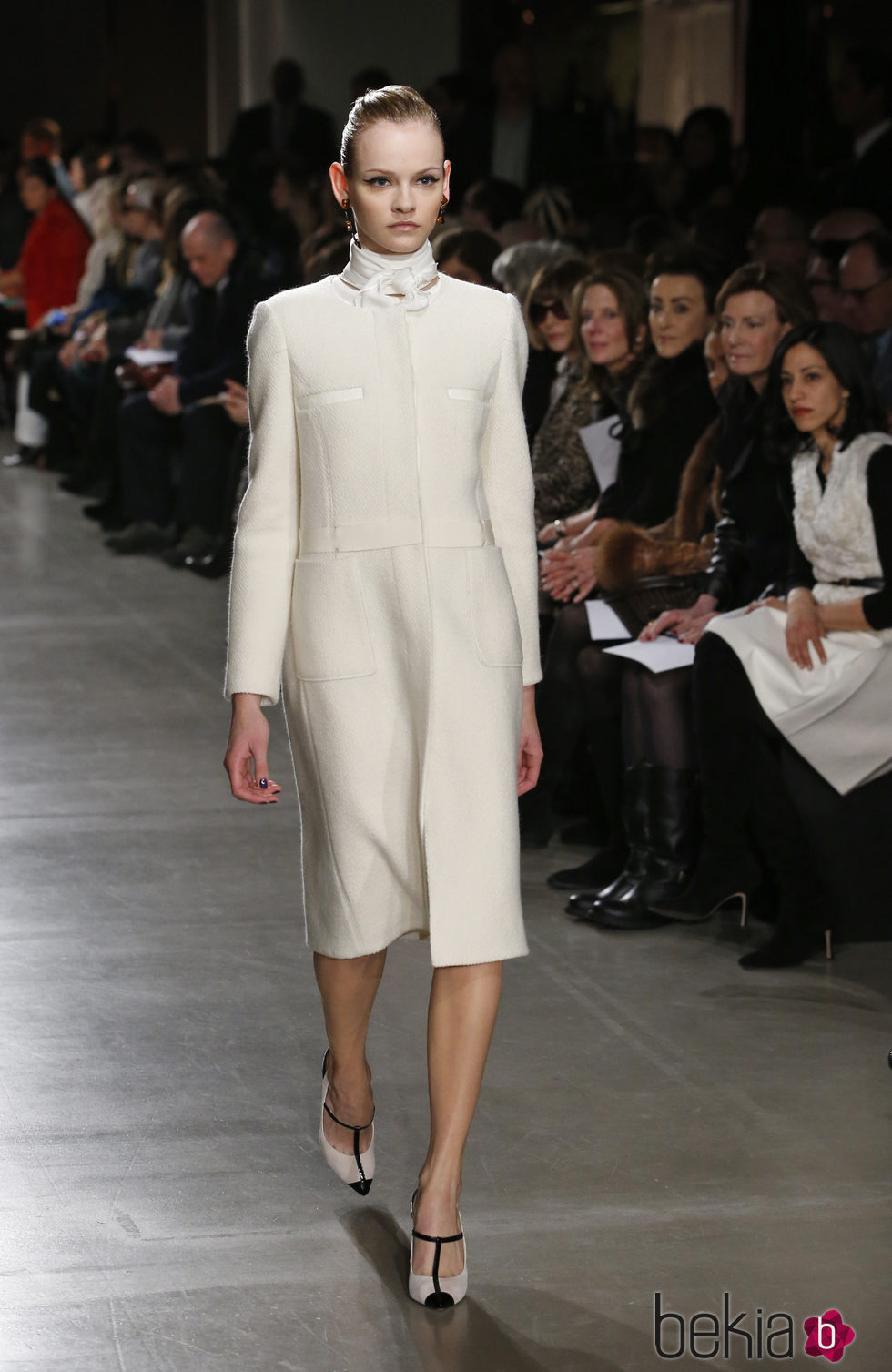 Abrigo blanco de la colección otoño/invierno 2015/2015 de Oscar de la Renta en Nueva York Fashion Week