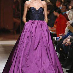 Vestido de escote corazón de la colección otoño/invierno 2015/2015 de Oscar de la Renta en Nueva York Fashion Week