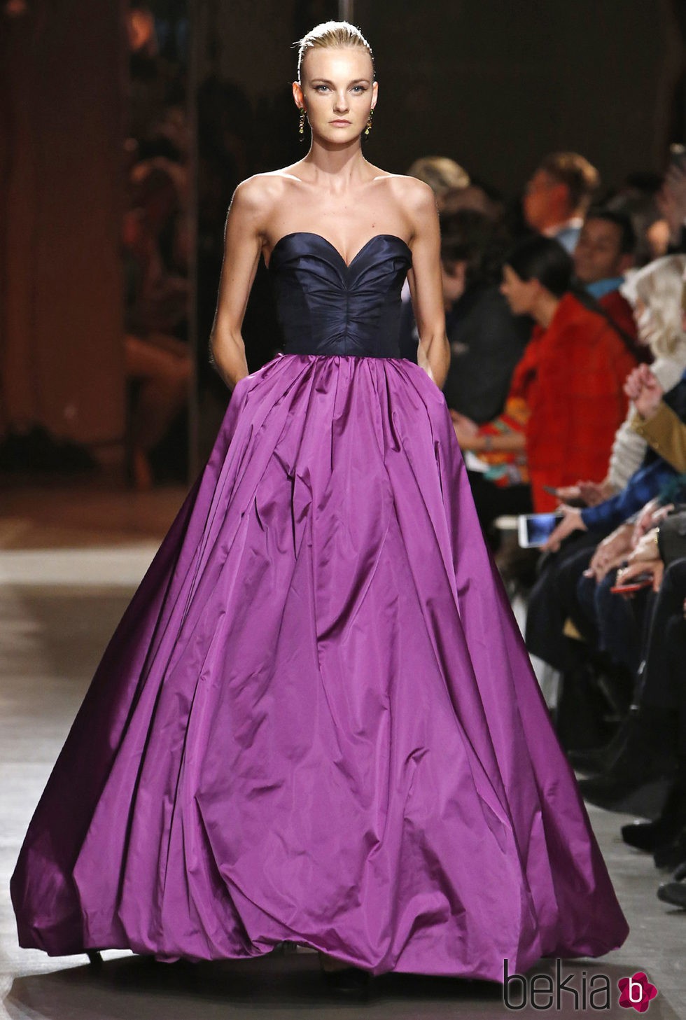 Vestido de escote corazón de la colección otoño/invierno 2015/2015 de Oscar de la Renta en Nueva York Fashion Week