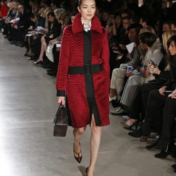 Abrigo rojo de la colección otoño/invierno 2015/2015 de Oscar de la Renta en Nueva York Fashion Week