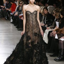 Vestido negro con transparencias de la colección otoño/invierno 2015/2015 de Oscar de la Renta en Nueva York Fashion Week