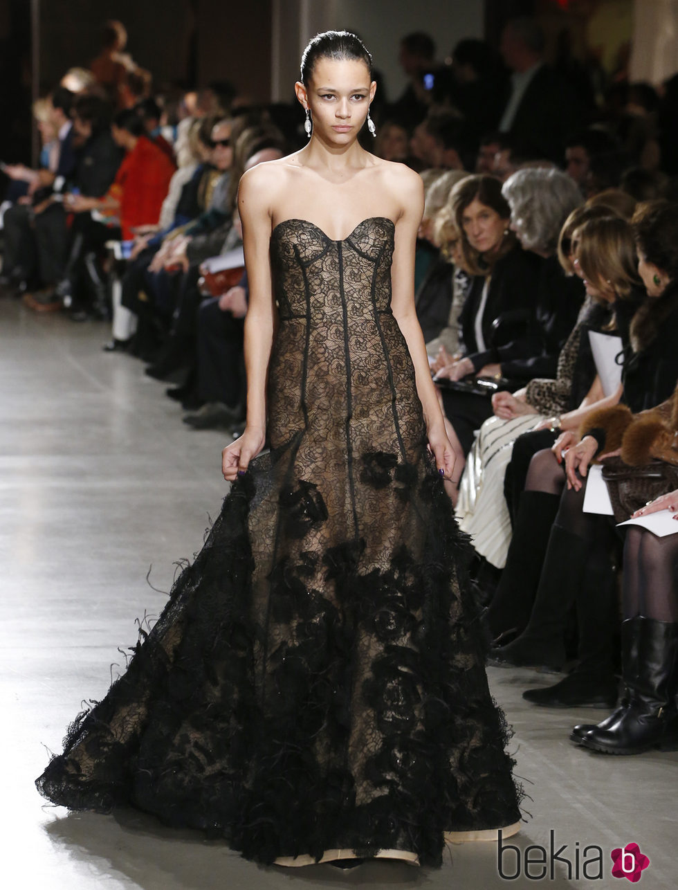 Vestido negro con transparencias de la colección otoño/invierno 2015/2015 de Oscar de la Renta en Nueva York Fashion Week