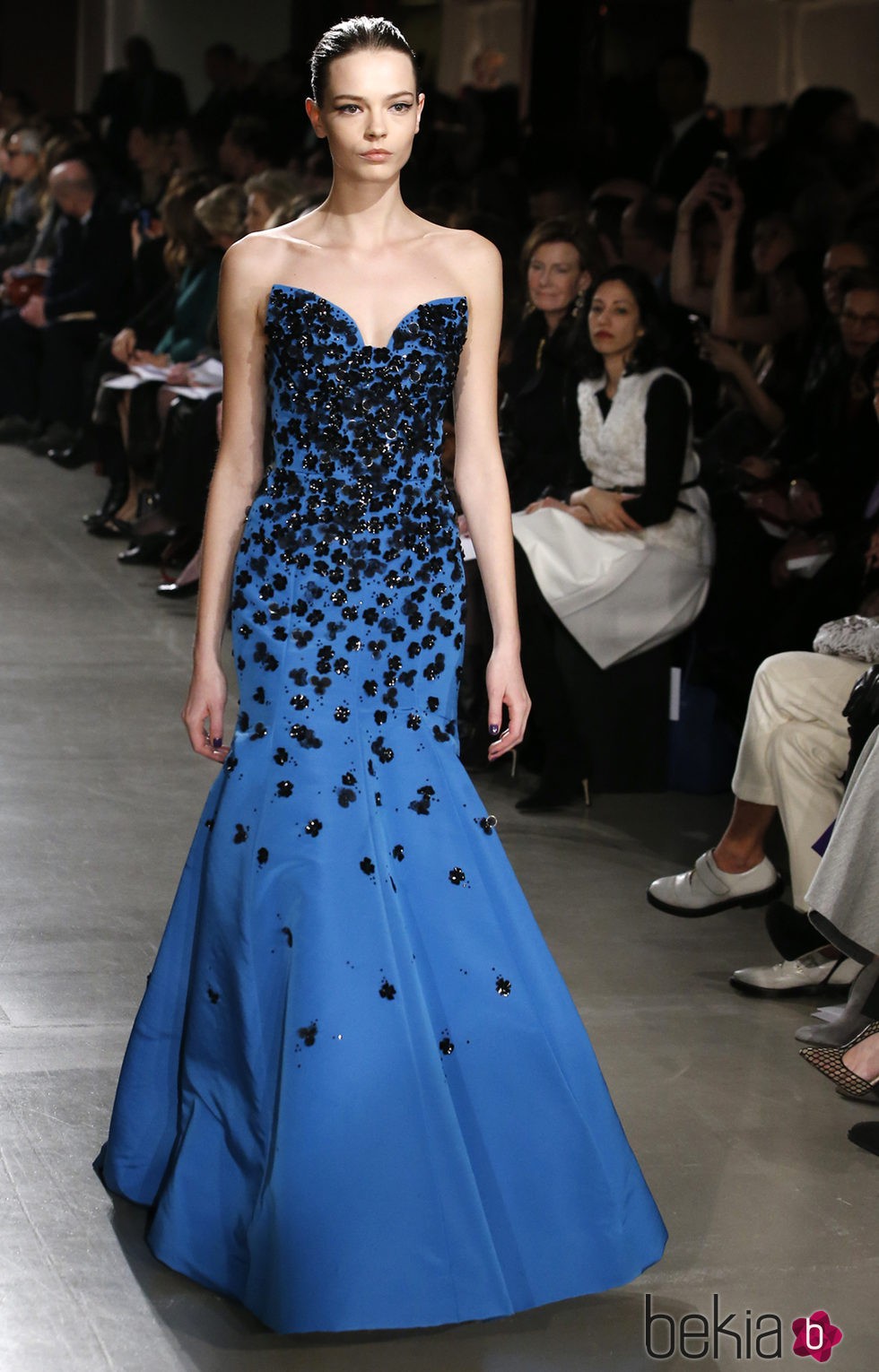 Vestido azul largo de la colección otoño/invierno 2015/2015 de Oscar de la Renta en Nueva York Fashion Week
