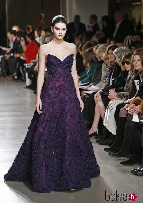 Vestido malva de la colección otoño/invierno 2015/2015 de Oscar de la Renta en Nueva York Fashion Week