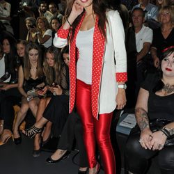 Pilar Rubio con un look rojiblanco: americana con lunares, leggins brillantes y tacones con tachuelas