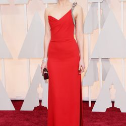 Dakota Johnson posa en la alfombra roja de los Oscar con un diseño de Yves Saint Laurent