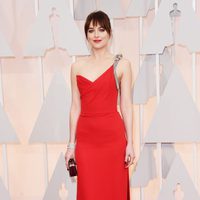 Dakota Johnson posa en la alfombra roja de los Oscar con un diseño de Yves Saint Laurent