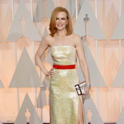Nicole Kidman posa en la alfombra roja con un vestido dorado de Louis Vuitton